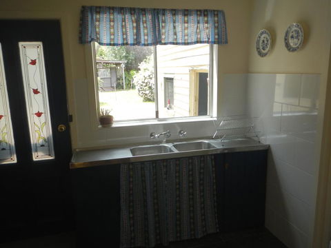 Yarram Cottage: Art And Accommodation - Tourism Caloundra 2