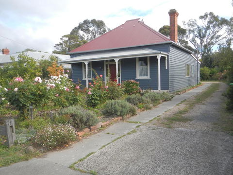 Yarram Cottage: Art And Accommodation - Tourism Caloundra 1