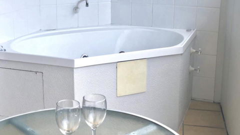 #55 Grand Pacific Resort, Outdoor Spa With A View! - Tourism Caloundra 1