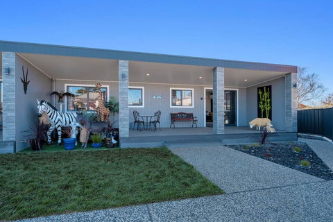 Zoo Villas: Villa Giraffe - Central Wynyard - Tourism Caloundra 2