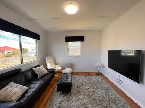 A Delightful Two-bedroom Cottage On Toowoon Bay. - Tourism Caloundra 0