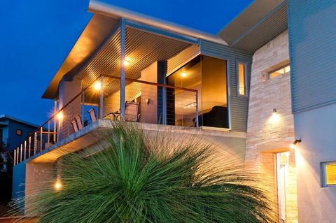 A La Plage Beach House - Tourism Caloundra 0