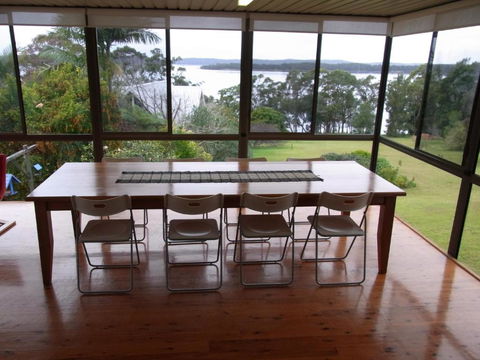 A LAKEHOUSE ESCAPE - A Waterfront Reserve On Shores Of Lake Macquarie - Tourism Caloundra 3