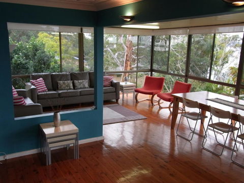 A LAKEHOUSE ESCAPE - A Waterfront Reserve On Shores Of Lake Macquarie - Tourism Caloundra 2