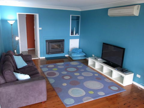 A LAKEHOUSE ESCAPE - A Waterfront Reserve On Shores Of Lake Macquarie - Tourism Caloundra 4