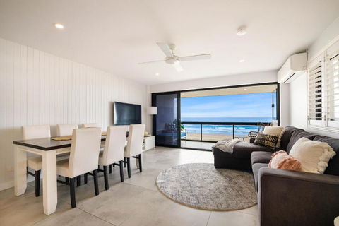 Absolute Beach Front Renovated 3 Bdrm 2 Bath App - Tourism Caloundra 4