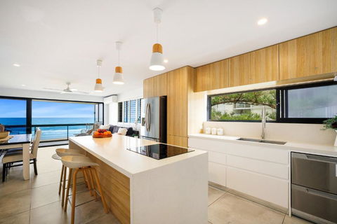 Absolute Beach Front Renovated 3 Bdrm 2 Bath App - Tourism Caloundra 2
