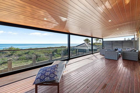 Absolute Oceanfront Retreat - Tourism Caloundra 3