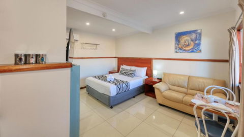 Across Country Motor Inn & Cottages - Tourism Caloundra 1
