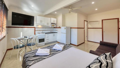 Across Country Motor Inn & Cottages - Tourism Caloundra 2