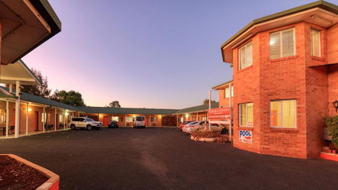 Across Country Motor Inn & Cottages - Tourism Caloundra 0