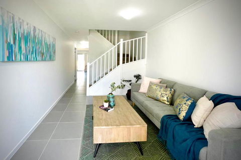 Adorable Modern 4 Br House WiFi & Parking - Tourism Caloundra 0
