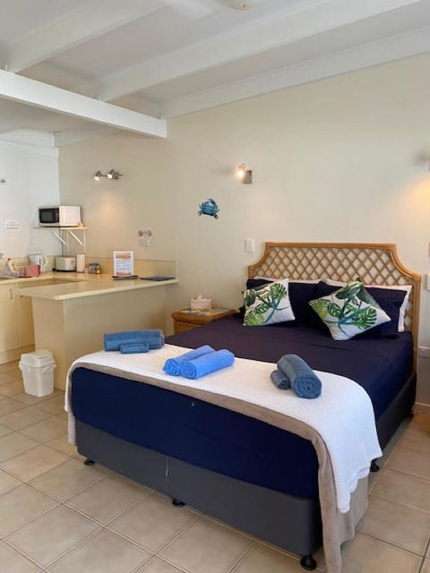 AFFORDABLE ISLAND ESCAPE! Queen Studio, Nelly Bay - Tourism Caloundra 1
