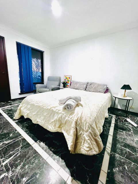 Affordable Beautiful Queen Bedroom Near City Swan River Fremantle University - Tourism Caloundra 0