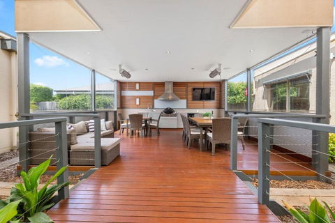 A Rye Retreat - An Entertainers Delight - Tourism Caloundra 1