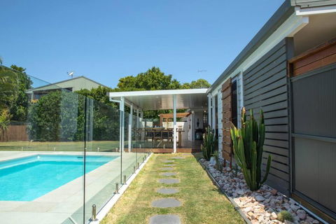 Al Fresco Residence In The Heart Of Point Lookout! - Tourism Caloundra 0