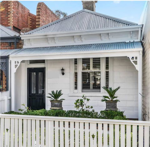 Albert Park Bespoke Brilliance 4Bed 2Bath - Tourism Caloundra 0