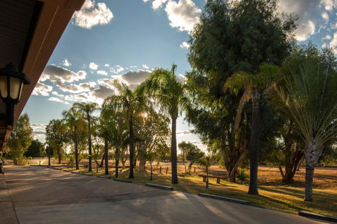 Albert Park Motor Inn-KING BEDS-POOL-SHADED PARKING - Tourism Caloundra 2