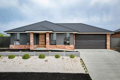 Albury Oasis - Tourism Caloundra 1