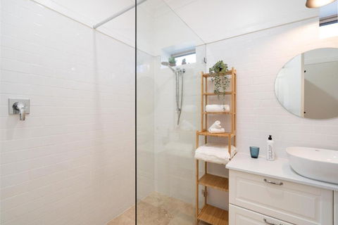 Alderwood Cottage - Cottage W Gorgeous Dam Views! - Tourism Caloundra 3