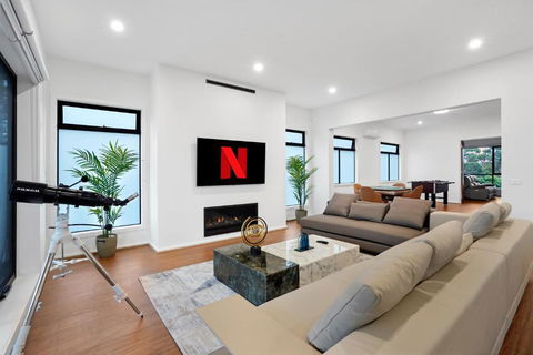 Amazing Backyard - MAX Entertain Beachside Retreat - Tourism Caloundra 1