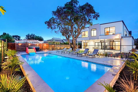 Amazing Backyard - MAX Entertain Beachside Retreat - Tourism Caloundra 0