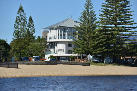 Amazing Currimundi Lakefront Ocean Penthouse - Tourism Caloundra 4
