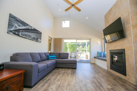 Amber Mist Villa - One - Tourism Caloundra 0