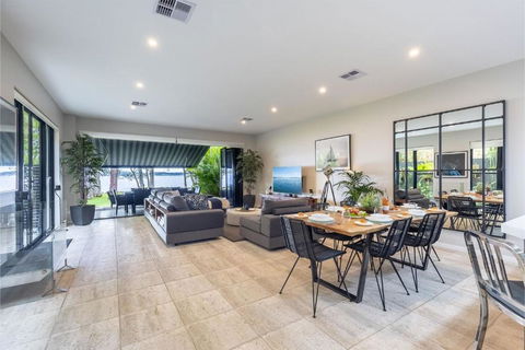 Ambience On The Waterfront 14 Danalene Parade - Tourism Caloundra 3