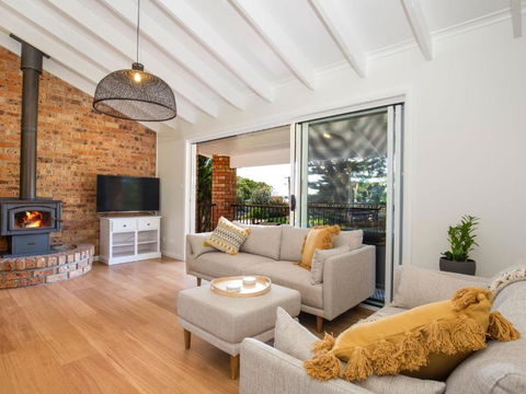 Anacapri - Pet Friendly - Opposite Beach - Fireplace - Tourism Caloundra 2