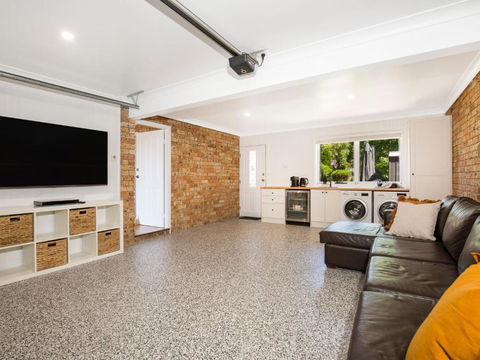 Anacapri - Pet Friendly - Opposite Beach - Fireplace - Tourism Caloundra 3