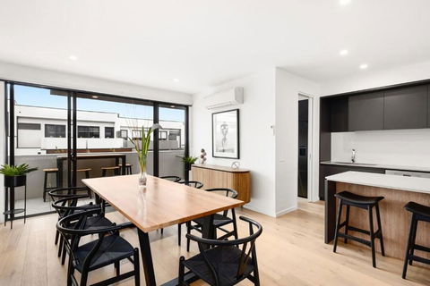 Anchorage Villa - Pet Friendly Marina Townhouse By The Beach - Tourism Caloundra 4