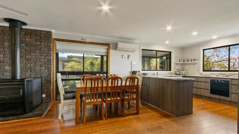 Anchored On Capes Upstairs - Tourism Caloundra 3