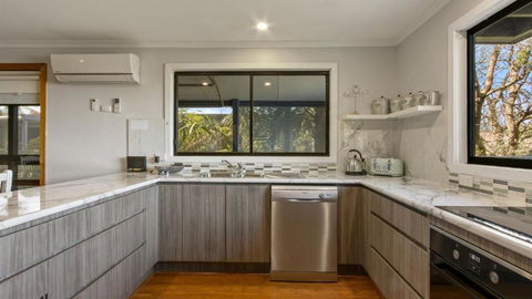 Anchored On Capes Upstairs - Tourism Caloundra 4