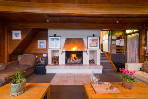 Aneeki Ski Lodge - Tourism Caloundra 0