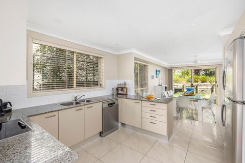 Aqua Lagoon - Great Family Beach Getaway - Tourism Caloundra 4