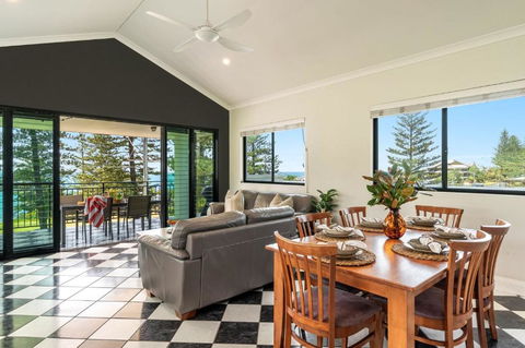 Arcoola 1 - Overlooking Main Beach - Tourism Caloundra 3