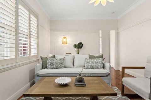 Art Deco Coastal Living, Minutes To The Sand - Tourism Caloundra 0