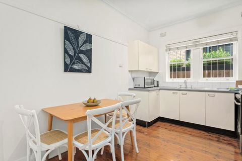 Art Deco Coastal Living, Minutes To The Sand - Tourism Caloundra 3