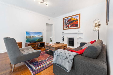 Art-Deco Gem In Midlothian Opposite Beach - Tourism Caloundra 0