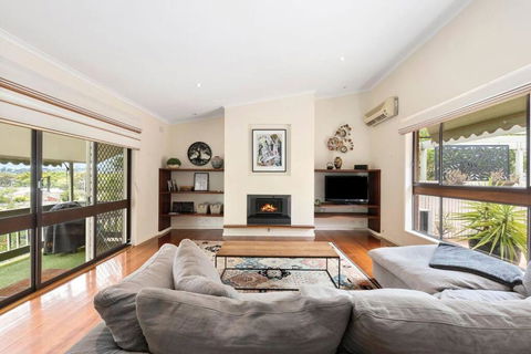 At The Hilltop - Sleeps 10 - Tourism Caloundra 0