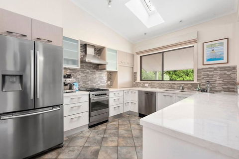 At The Hilltop - Sleeps 10 - Tourism Caloundra 3