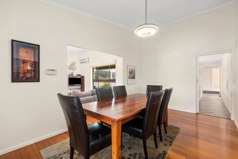 At The Hilltop - Sleeps 10 - Tourism Caloundra 4