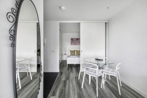 Aura Off Flinders Lane - A City Centre Balcony Abode - Tourism Caloundra 1