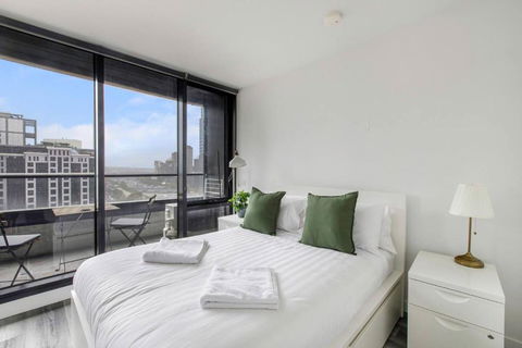 Aura Off Flinders Lane - A City Centre Balcony Abode - Tourism Caloundra 2