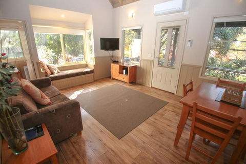 Autumn Leaf Cottage 1 - Tourism Caloundra 1