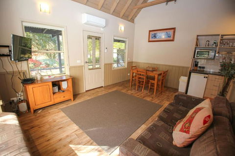 Autumn Leaf Cottage 1 - Tourism Caloundra 3
