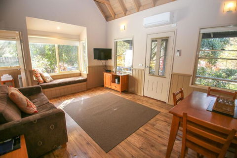 Autumn Leaf Cottage 1 - Tourism Caloundra 4