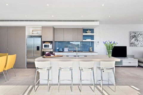 Azure Bliss Luxe With Water Views Walk To Beach - Tourism Caloundra 2