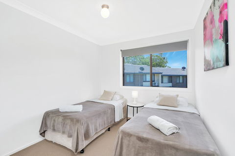Fountain View Estate - We Accommodate - Tourism Caloundra 4